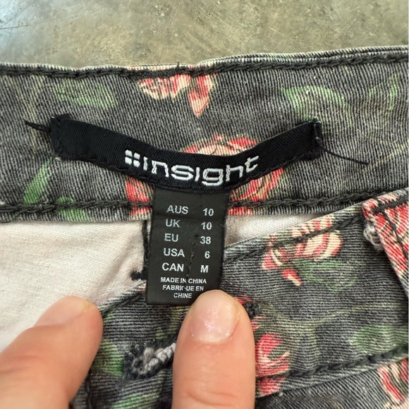 Black Floral Denim Shorts - Picture 4 of 4